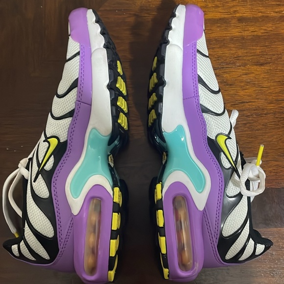 Multi colored youth NIKE air max (lmk if you want to see more close up photos) - Picture 3 of 4